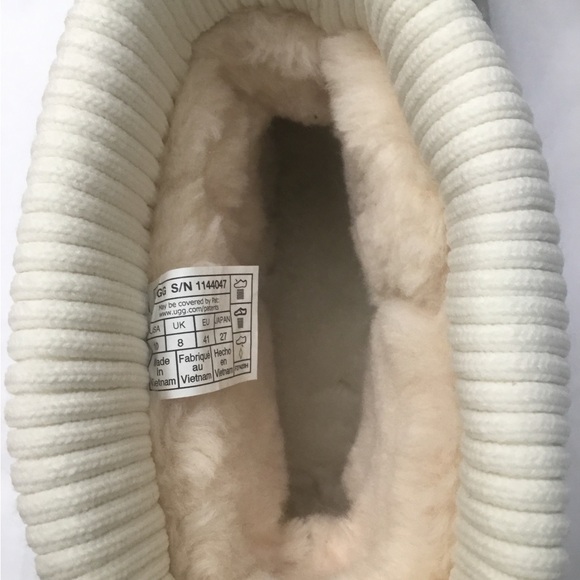 UGGS BOOTS - Picture 9 of 16